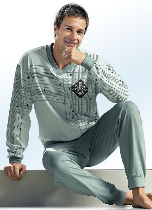 Pyjamas - Pyjama mit V-Ausschnitt, platziertem Druck und Bündchen, in Größe 046 bis 060, in Farbe HELLGRÜN-ZEDER