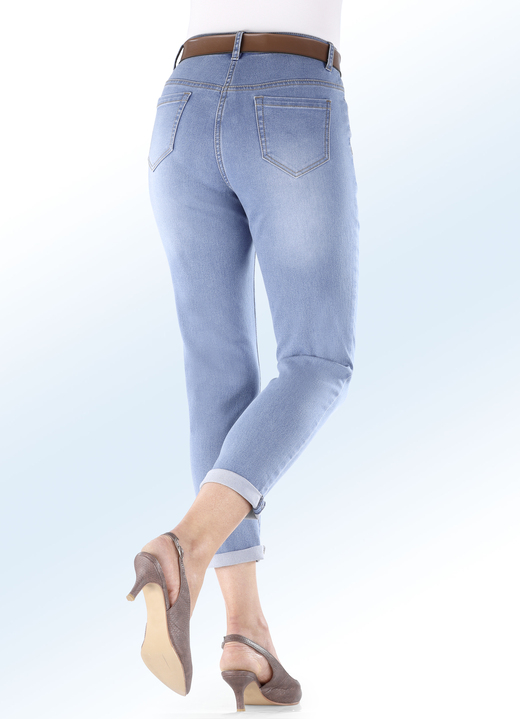 Hosen mit Knopf- und Reissverschluss - Basic-Jeans in 7/8-Länge, in Größe 017 bis 052, in Farbe HELLBLAU Ansicht 1