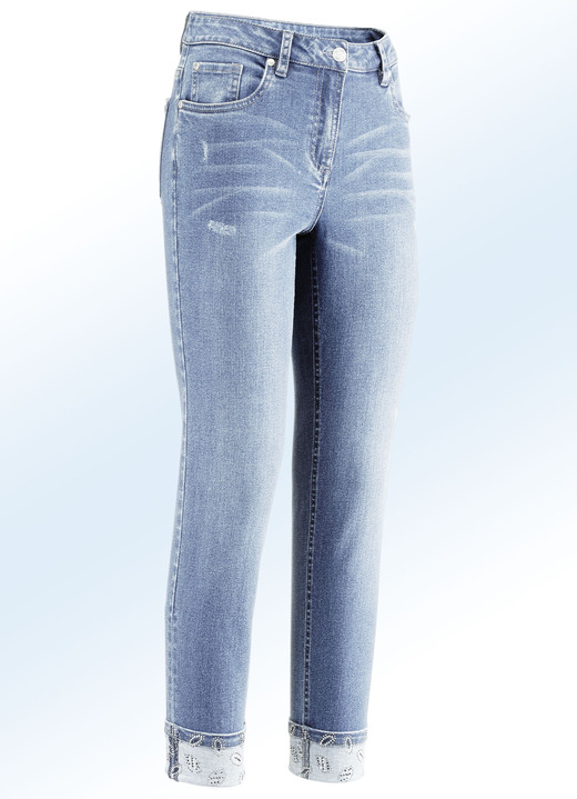 Hosen mit Knopf- und Reissverschluss - Edel-Jeans in 7/8-Länge mit hübschem Glitzersteinchenbesatz, in Größe 018 bis 052, in Farbe HELLBLAU Ansicht 1