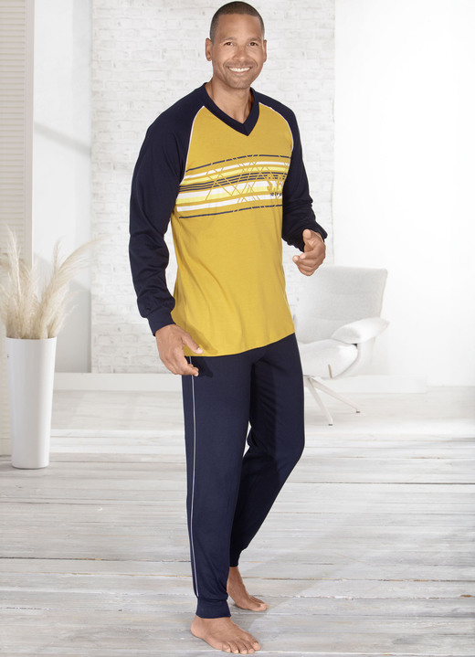 Pyjamas - Pyjama mit V-Ausschnitt und platziertem Druckdessin, in Größe 046 bis 106, in Farbe CURRY-NAVY Ansicht 1