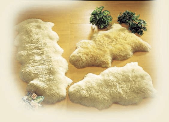 Klassisch - Vorleger aus echtem Merino-Lammfell, in Größe 001 (Vorleger, Länge ca. 80 cm) bis 003 (Vorleger, Länge ca. 140 cm), in Farbe BEIGE Ansicht 1