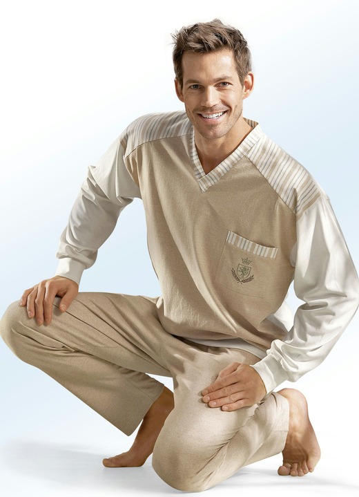 - Götting Pyjama mit V-Ausschnitt und Bündchen, Naturfaser, in Größe 025 bis 060, in Farbe CAMEL MEL-ECRU