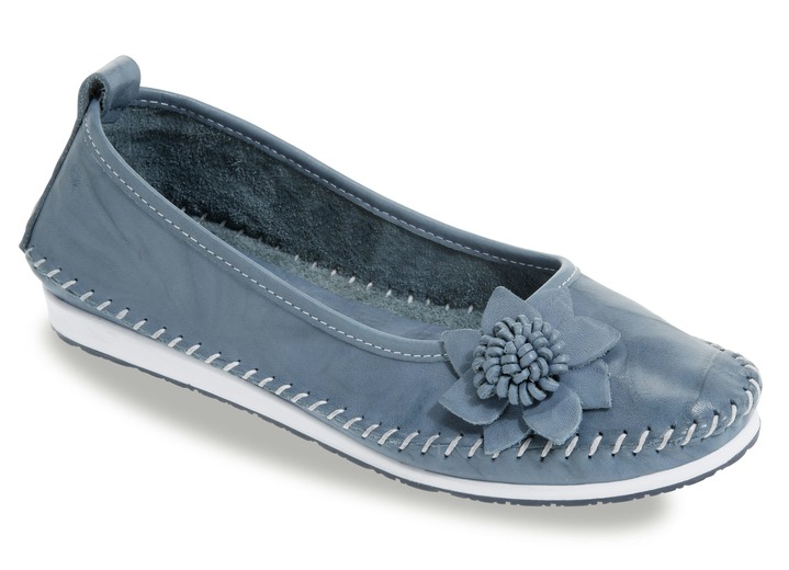 Slipper & Schnürschuhe - Mokassin-Slipper mit sommerlicher Lederblüte, in Größe 036 bis 042, in Farbe JEANS