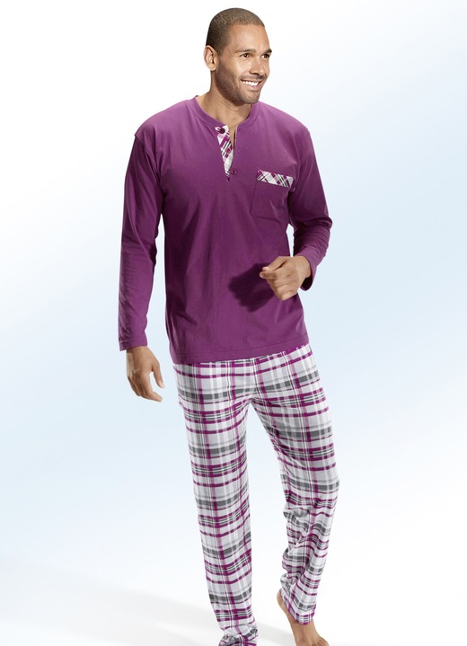 - Pyjama mit Knopfleiste, Karodessin und Brusttasche, in Größe 046 bis 054, in Farbe BROMBEER-BUNT
