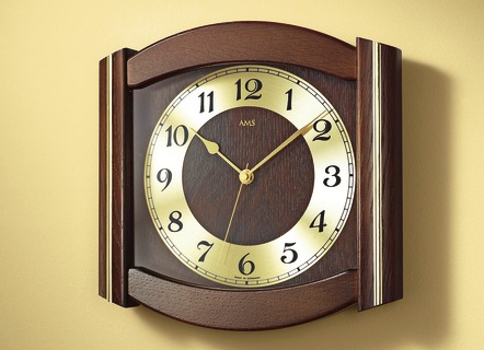 Funk-Wanduhr aus massivem Holz in verschiedenen Farben