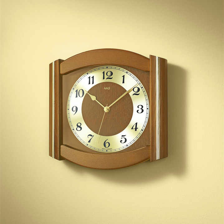 - Funk-Wanduhr aus massivem Holz, in Farbe EICHE