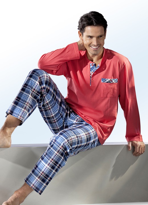 Pyjamas - Pyjama mit Knopfleiste, aufgesetzter Brusttasche und Karodessin, in Größe 046 bis 060, in Farbe KORALLE-BLAU
