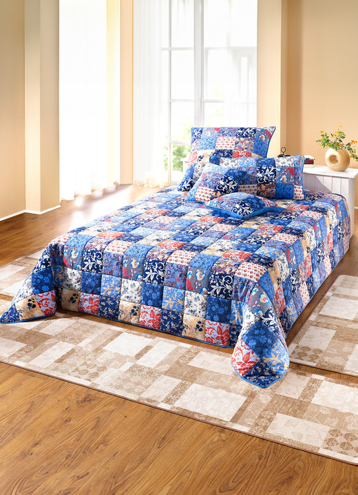 Tagesdecken - «Dreams» Tagesdecke in Patchwork-Optik, in Größe 873 (für Einzelbett, 140x210 cm) bis 926 (Kissenbezug, 80x 80 cm), in Farbe BLAU Ansicht 1