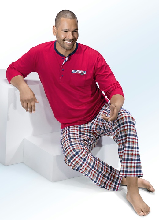 Pyjamas - Pyjama mit Knopfleiste, Brusttasche und Karodessin, in Größe 046 bis 060, in Farbe ROT-BUNT Ansicht 1