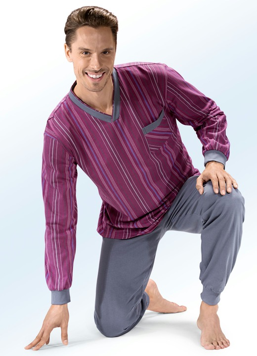- Pyjama mit V-Ausschnitt, Brusttasche, Arm- und Beinbündchen, in Größe 048 bis 066, in Farbe CHIANTI-BUNT