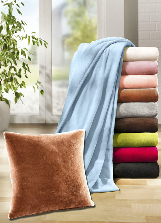 Decken - Schlafdecke und Kissen in samtiger Qualität, in Größe 185 (Schlafdecke, 120x170 cm) bis 905 (2 Kissenbezüge, 40x 40 cm), in Farbe GRAU Ansicht 1