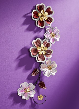 Wanddekoration aus Metall mit opulenten Blüten