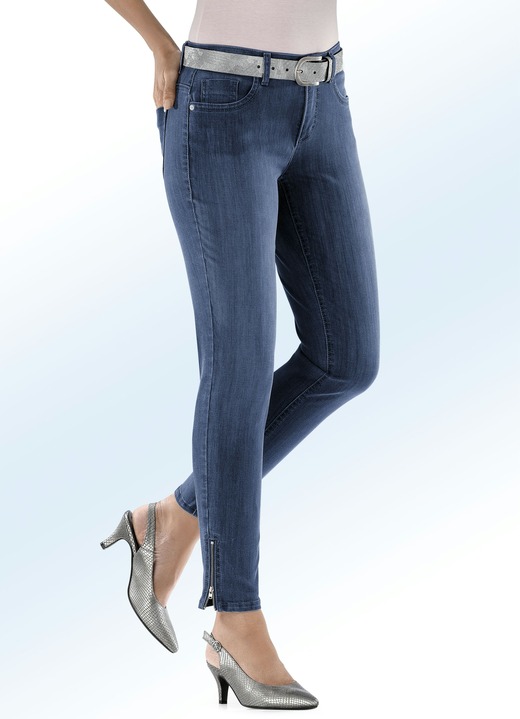 Hosen mit Knopf- und Reissverschluss - Magic-Jeans mit modischen Reißverschlüssen an den Beinabschlüssen Hosen mit Knopf- und Reissverschluss - Magic-Jeans mit modischen Reißverschlüssen an den Beinabschlüssen, in Größe 017 bis 050, in Farbe JEANSBLAU