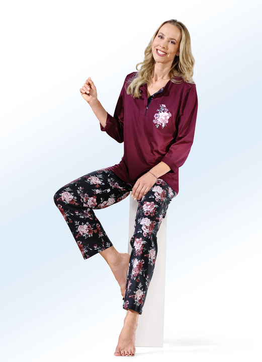 Pyjamas & Shortys - Zweierpack Pyjamas mit langen Ärmeln und Knopfleiste, in Größe 036 bis 060, in Farbe 1X BORDEAUX-SCHWARZ-BUNT, 1X SCHWARZ-BORDEAUX-BUNT Ansicht 1