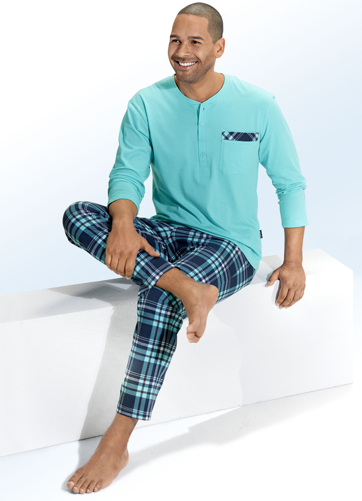 Pyjamas - Pyjama mit Knopfleiste, aufgesetzter Brusttasche und Karodessin, in Größe 046 bis 060, in Farbe TÜRKIS-BUNT