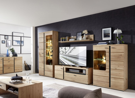 Möbelprogramm mit Fronten aus Massivholz