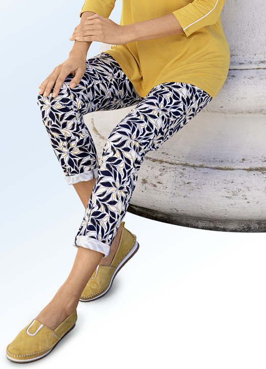 Hosen - Hose mit aparter Floral-Dessinierung, in Größe 017 bis 052, in Farbe MARINE-ECRU Ansicht 1