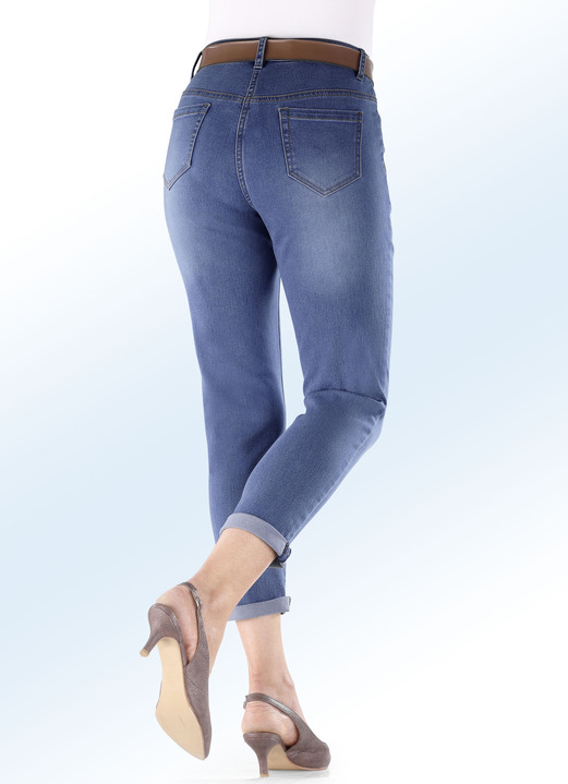 Hosen mit Knopf- und Reissverschluss - Basic-Jeans in 7/8-Länge, in Größe 017 bis 052, in Farbe JEANSBLAU Ansicht 1