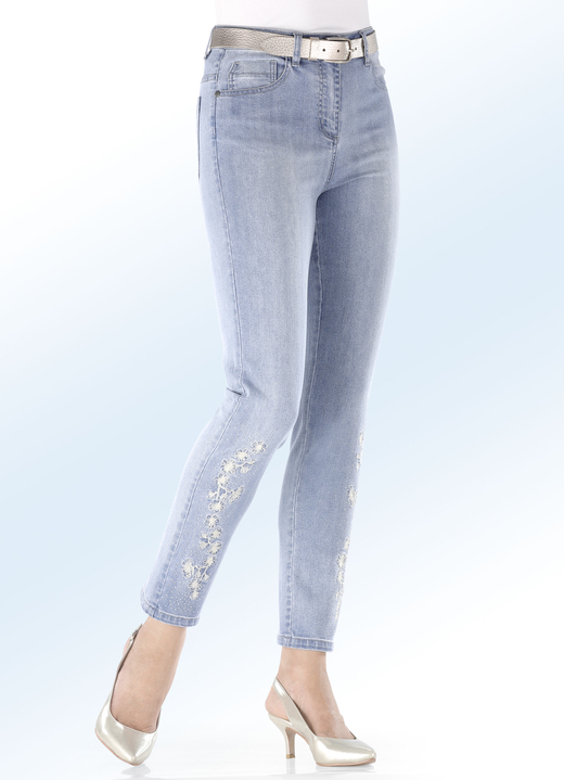 Hosen mit Knopf- und Reissverschluss - Edel-Jeans mit Stickerei-Applikationen und Glitzersteinchen, in Größe 017 bis 052, in Farbe HELLBLAU Ansicht 1