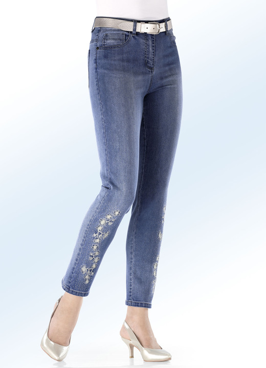 Hosen mit Knopf- und Reissverschluss - Edel-Jeans mit Stickerei-Applikationen und Glitzersteinchen, in Größe 017 bis 052, in Farbe JEANSBLAU Ansicht 1