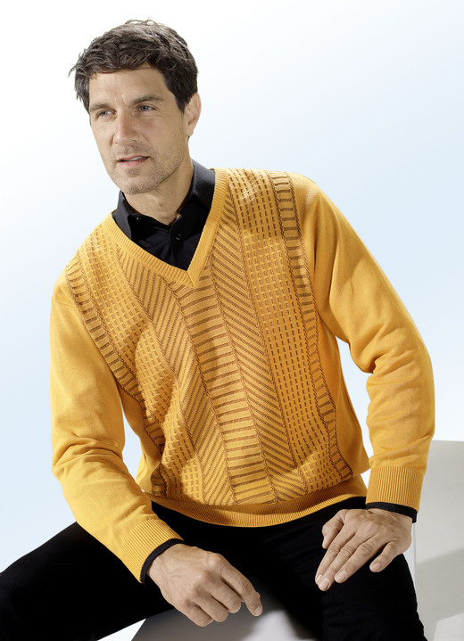Pullover & Strickmode - Trendstarker V-Pullover in 3 Farben, in Größe 046 bis 062, in Farbe CURRY Ansicht 1