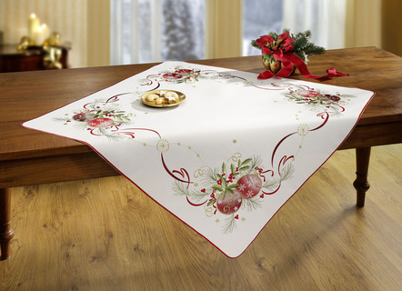Festliche Tisch- und Raumdekoration mit Christbaumkugel-Motiven