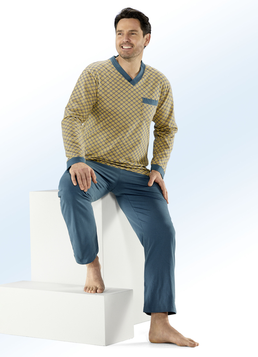 - Pyjama mit V-Ausschnitt und aufgesetzter Brusttasche, in Größe 046 bis 062, in Farbe CAMEL-PETROL Ansicht 1