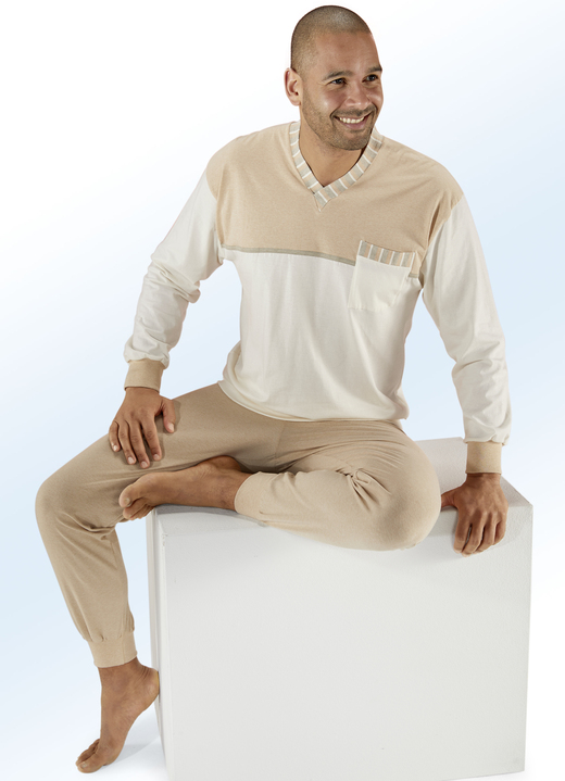 Pyjamas - Götting Pyjama mit V-Ausschnitt, Brusttasche und Bündchenabschlüssen, in Größe 046 bis 060, in Farbe ECRU-CAMEL