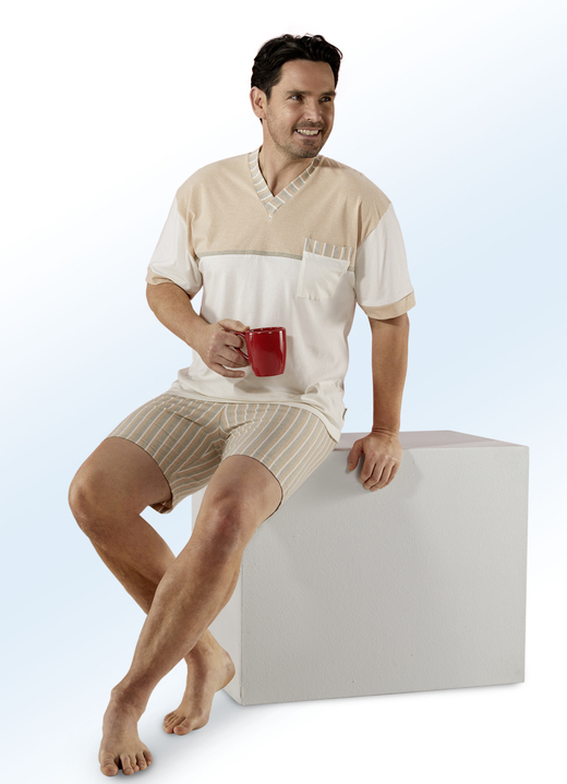- Götting Shorty mit V-Auschnitt und Brusttasche, Naturfaser, in Größe 046 bis 062, in Farbe ECRU-CAMEL