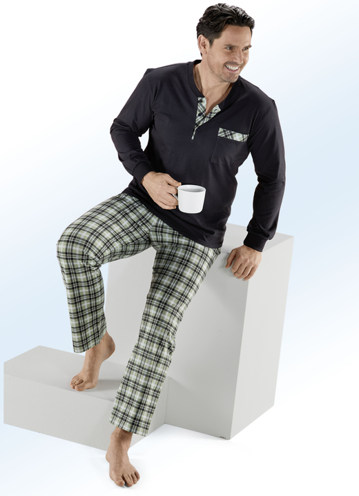 Pyjamas - Zweierpack Pyjamas mit Knopfleiste, Brusttasche und Bündchenärmeln, in Größe 046 bis 062, in Farbe 1X ANTHRAZIT-GRÜN, 1X PAZIFIK-TÜRKIS Ansicht 1