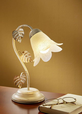 Tischlampe mit gewollt eingearbeiteten Gebrauchsspuren