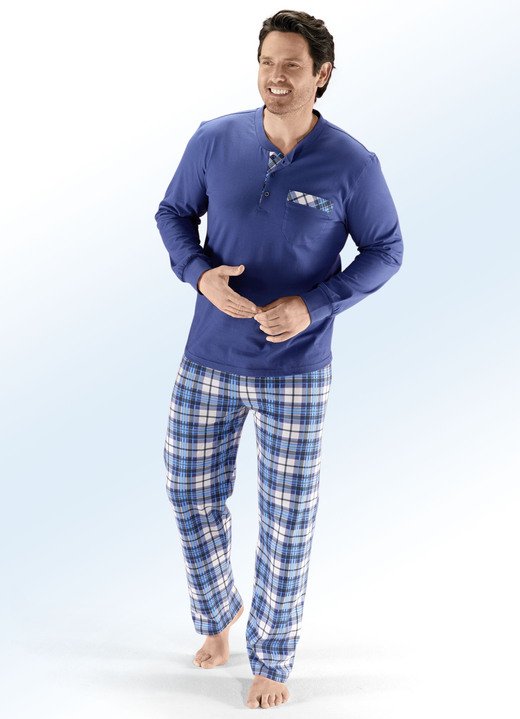 Pyjamas - Pyjama mit Knopfleiste, Brusttasche und Bündchenärmeln, in Größe 046 bis 060, in Farbe BLAU-BUNT