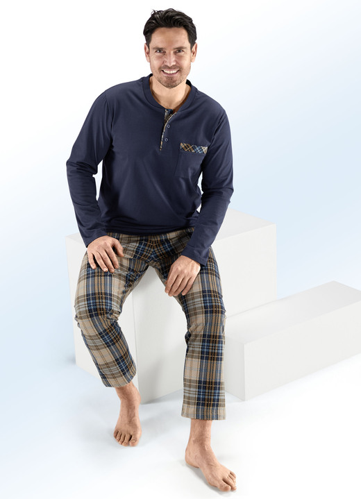 Pyjamas - Pyjama 3-teilig; mit 2 Oberteilen, Knopfleiste und Brusttasche, in Größe 046 bis 060, in Farbe NAVY-CAMEL Ansicht 1