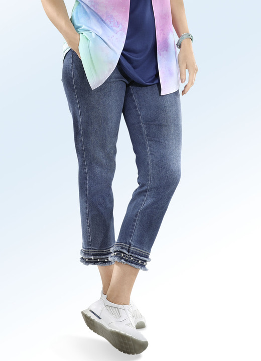 Hosen in Schlupfform - Jeans in 7/8-Länge mit Fransensaum und schöner Perlenzier, in Größe 019 bis 058, in Farbe JEANSBLAU Ansicht 1