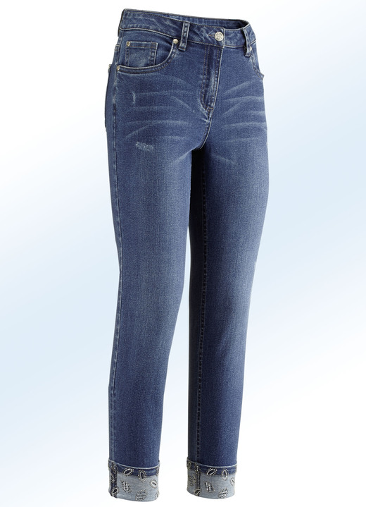 Hosen mit Knopf- und Reissverschluss - Edel-Jeans in 7/8-Länge mit hübschem Glitzersteinchenbesatz, in Größe 018 bis 052, in Farbe JEANSBLAU Ansicht 1
