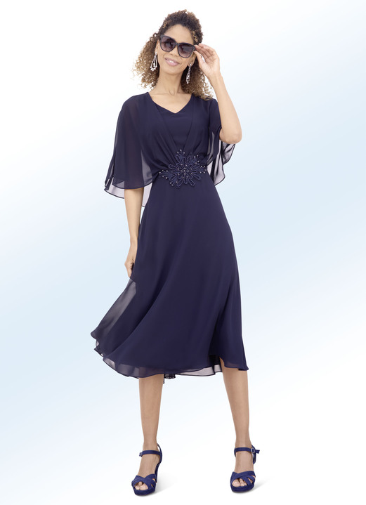 Abendkleider - Kleid mit Spitzenapplikation und Zierperlen, in Größe 036 bis 052, in Farbe NACHTBLAU