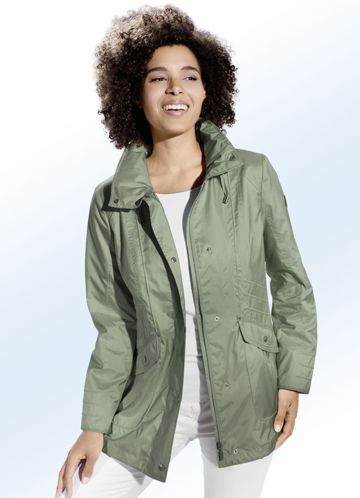 Kurz - Jacke in 2 Farben mit im Kragen verstaubarer Kapuze, in Größe 036 bis 054, in Farbe OLIV