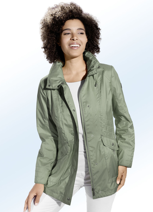 - Jacke in 2 Farben mit im Kragen verstaubarer Kapuze, in Größe 036 bis 054, in Farbe OLIV