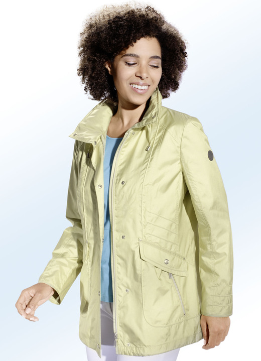 - Jacke in 2 Farben mit im Kragen verstaubarer Kapuze, in Größe 036 bis 054, in Farbe PISTAZIE Ansicht 1