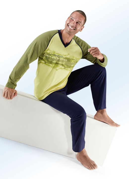 - Pyjama mit V-Ausschnitt und platziertem Druckdessin, in Größe 046 bis 060, in Farbe GELB-OLIV-NAVY