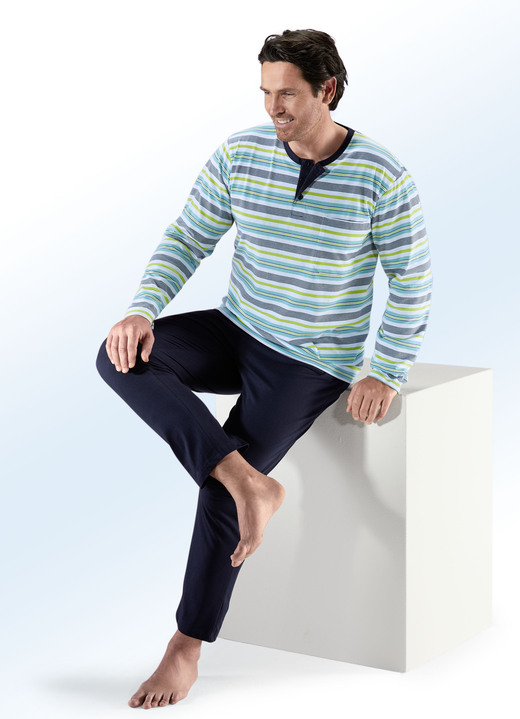 - Zweierpack Pyjamas mit Knopfleiste und garngefärbtem Ringeldessin, in Größe 046 bis 062, in Farbe 1X KIWIGRUEN-MARINE, 1X BEERE-GRAU Ansicht 1
