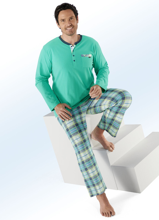 Pyjamas - Pyjama mit Knopfleiste, aufgesetzter Brusttasche und Karodessin, in Größe 046 bis 060, in Farbe GRÜN-BUNT Ansicht 1
