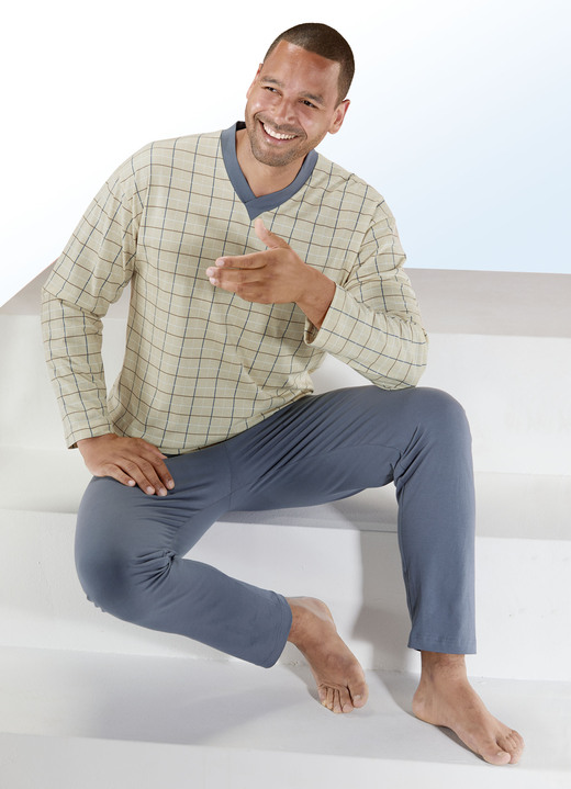 Pyjamas - Götting Pyjama mit V-Ausschnitt und Karodessin, Naturfaser, in Größe 046 bis 062, in Farbe SAND-TAUBENBLAU