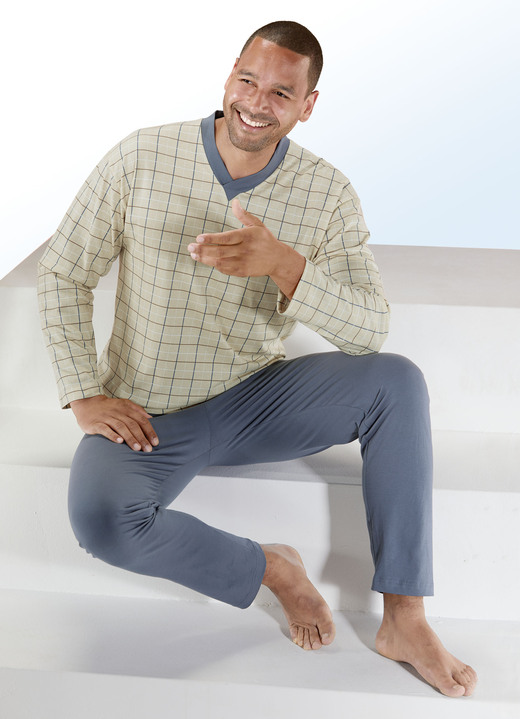 - Götting Pyjama mit V-Ausschnitt und Karodessin, Naturfaser, in Größe 046 bis 062, in Farbe SAND-TAUBENBLAU