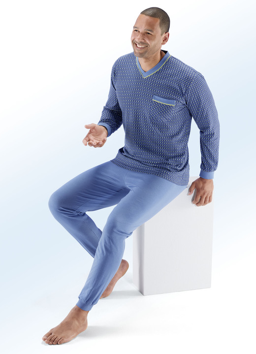 Pyjamas - Pyjama mit V-Ausschnitt, Brusttasche und Alloverdessin, in Größe 050 bis 066, in Farbe JEANSBLAU-BUNT
