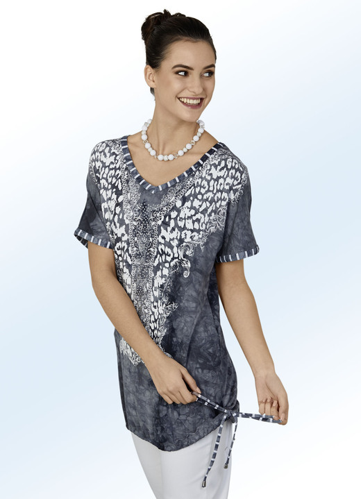 Kurzarm - Longshirt mit V-Ausschnitt in 2 Farben Kurzarm - Longshirt mit V-Ausschnitt in 2 Farben, in Größe 036 bis 052, in Farbe GRAU BATIK