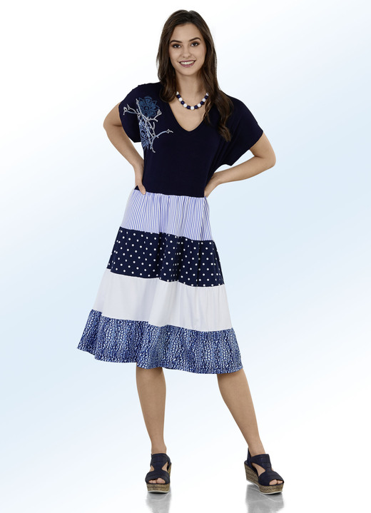 Kleider - Kleid mit aufwendigem Stickereimotiv, in Größe 036 bis 052, in Farbe MARINE-BUNT
