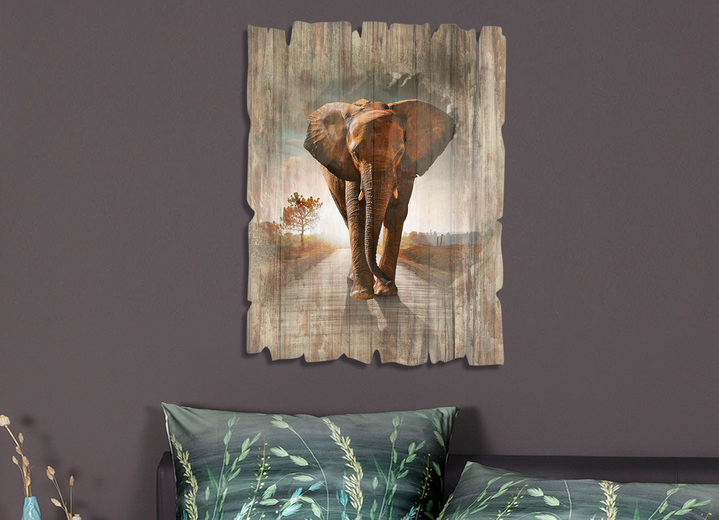 Tiere - Holzbildbild Ein Elefant läuft auf einer Strasse mit der Sonne im Rücken, in Farbe BRAUN-GRAU Ansicht 1