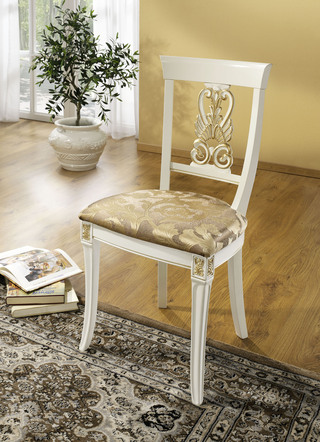 Stuhl mit Goldapplikation und edlem Stoffbezug