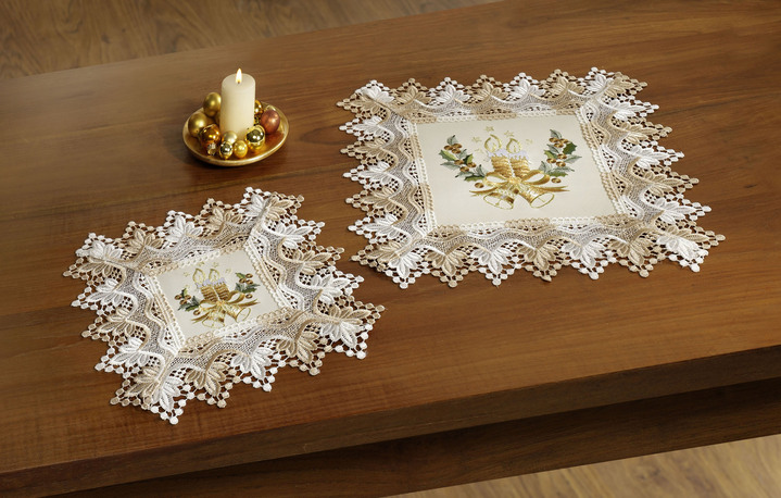 - Tisch- und Raumdekoration mit weihnachtlichen Kerzenmotiven - Tisch- und Raumdekoration mit weihnachtlichen Kerzenmotiven, in Größe 101 (Deckchen, 35/ 50 cm) bis 404 (Kissenbezug, 40/ 40 cm), in Farbe ECRU-BUNT
